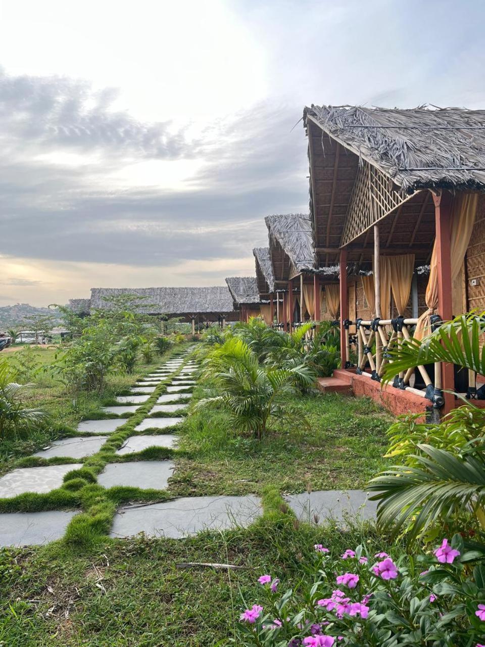 Hampi Rasta Cafe Hotel Luaran gambar